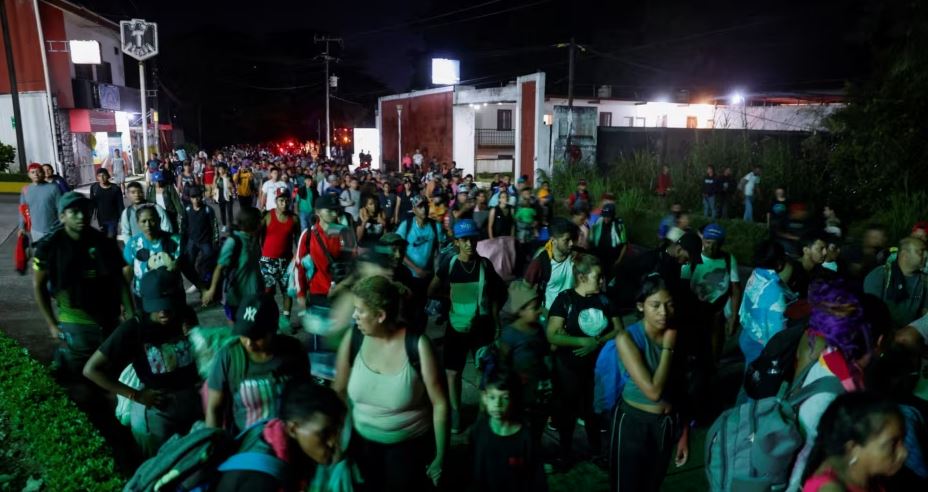 Migrantes avanzan en caravana después de haber descansado en su camino hacia la frontera con Estados Unidos, en Huixtla, México, el 7 de noviembre de 2024.