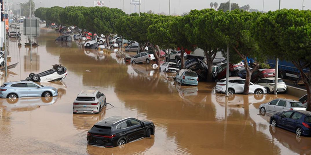 Vehículos afectados tras el paso de una DANA en Valencia, España.