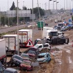 Coches derramados a un lado de una carretera principal después de las inundaciones en Valencia, España, el viernes 1 de noviembre de 2024. AP