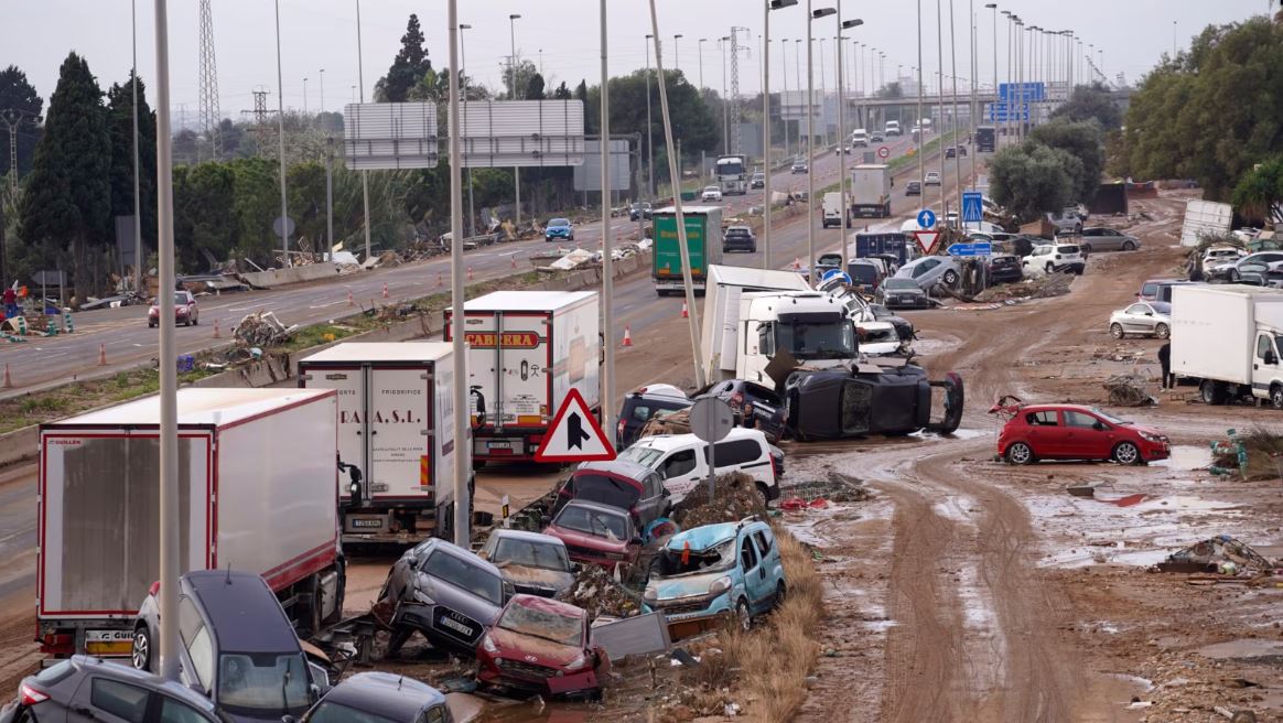 Coches derramados a un lado de una carretera principal después de las inundaciones en Valencia, España, el viernes 1 de noviembre de 2024. AP