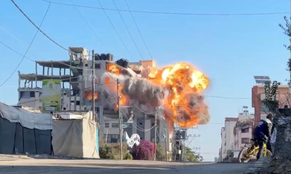 El humo y las llamas se elevan desde un edificio residencial alcanzado por un ataque israelí, en medio del conflicto en curso entre Israel y Hamás, en el campo de refugiados de Nuseirat, en el centro de la Franja de Gaza, el 28 de noviembre de 2024.