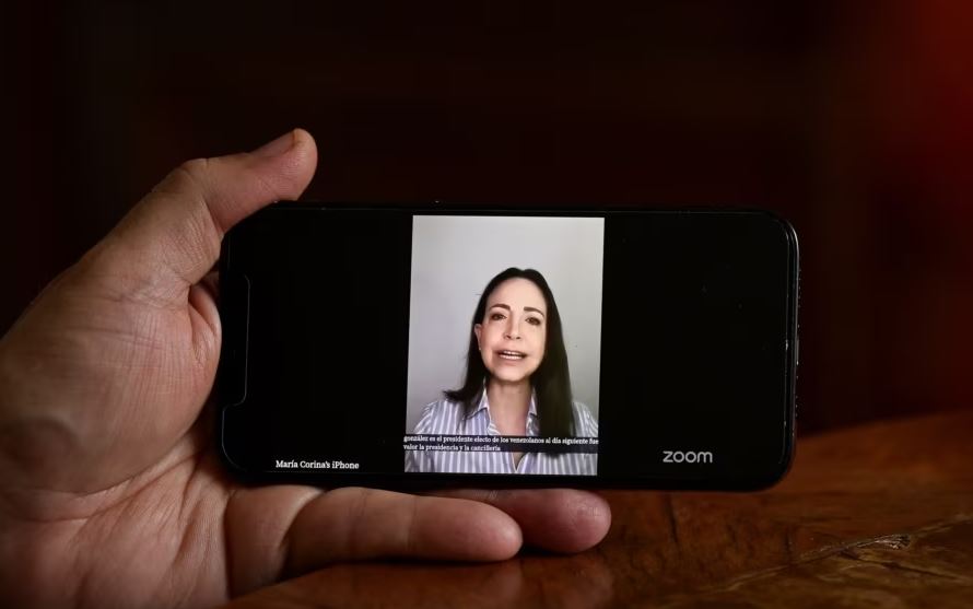 La líder opositora venezolana durante una reunión virtual con activistas el 23 de noviembre de 2024. REUTERS/Gaby Oraa