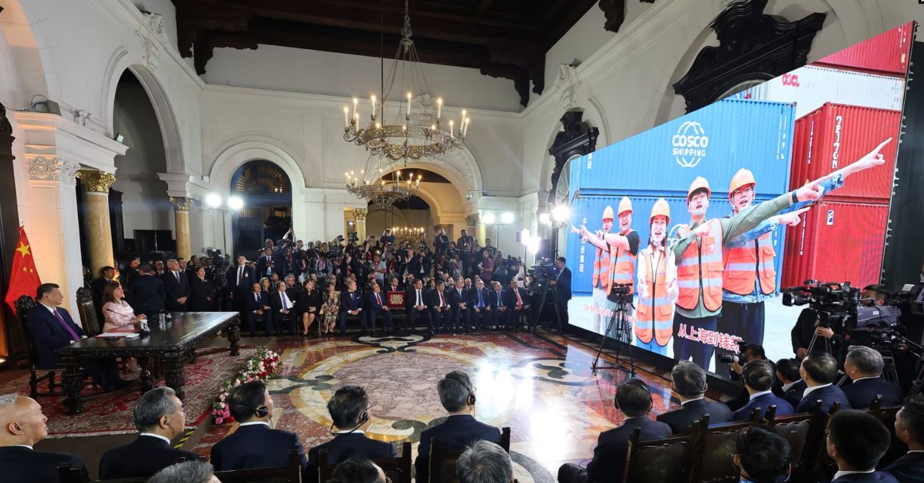 El presidente de China, Xi Jinping, y la presidenta de Perú, Dina Boluarte, asisten a la inauguración virtual del "megapuerto" de Chancay , en el Palacio de Gobierno en Lima, el 11 de noviembre de 2024.