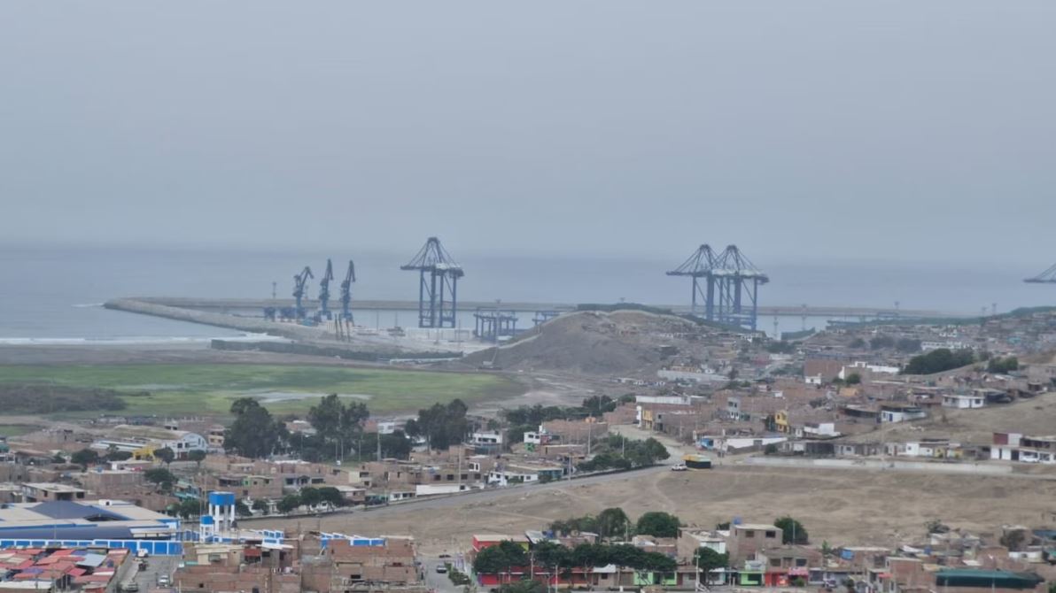 Al lado del puerto está el humedal Santa Rosa, con varios espejos de agua y un manto verde que contrasta con las zonas áridas del lugar.