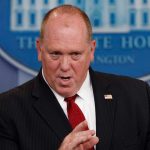 ARCHIVO - Tom Homan habla mientras el expresidente Donald Trump escucha en una fiesta de la noche de las elecciones primarias en Nashua, New Hampshire, el 23 de enero de 2024.