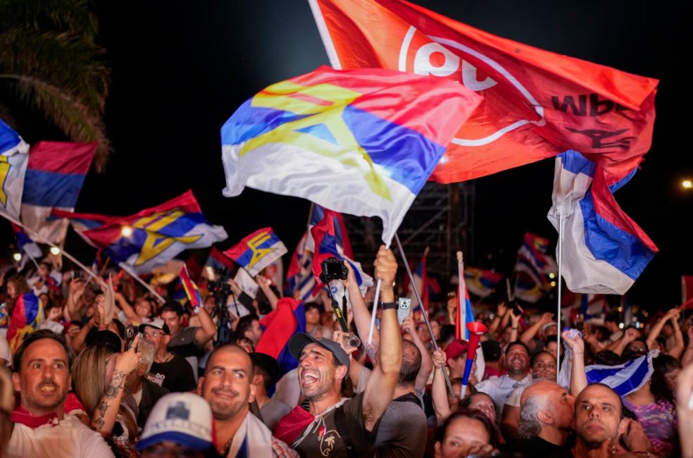 Partidarios de Yamandu Orsi, candidato del Frente Amplio, celebran los primeros resultados de las elecciones presidenciales de segunda vuelta en Montevideo, Uruguay.