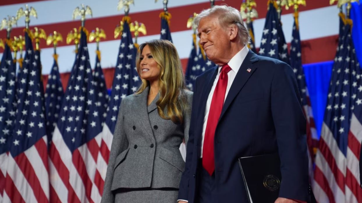 El candidato presidencial republicano, el expresidente Donald Trump, con la exprimera dama Melania Trump en una fiesta para ver la noche de las elecciones en el Centro de Convenciones de Palm Beach, el miércoles 6 de noviembre de 2024, en West Palm Beach, Florida.