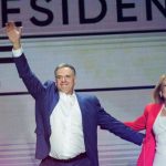 El presidente electo de Uruguay, Yamandu Orsi, de la coalición Frente Amplio, pronuncia su discurso de victoria después de la segunda vuelta de las elecciones presidenciales en Montevideo el 24 de noviembre de 2024.
