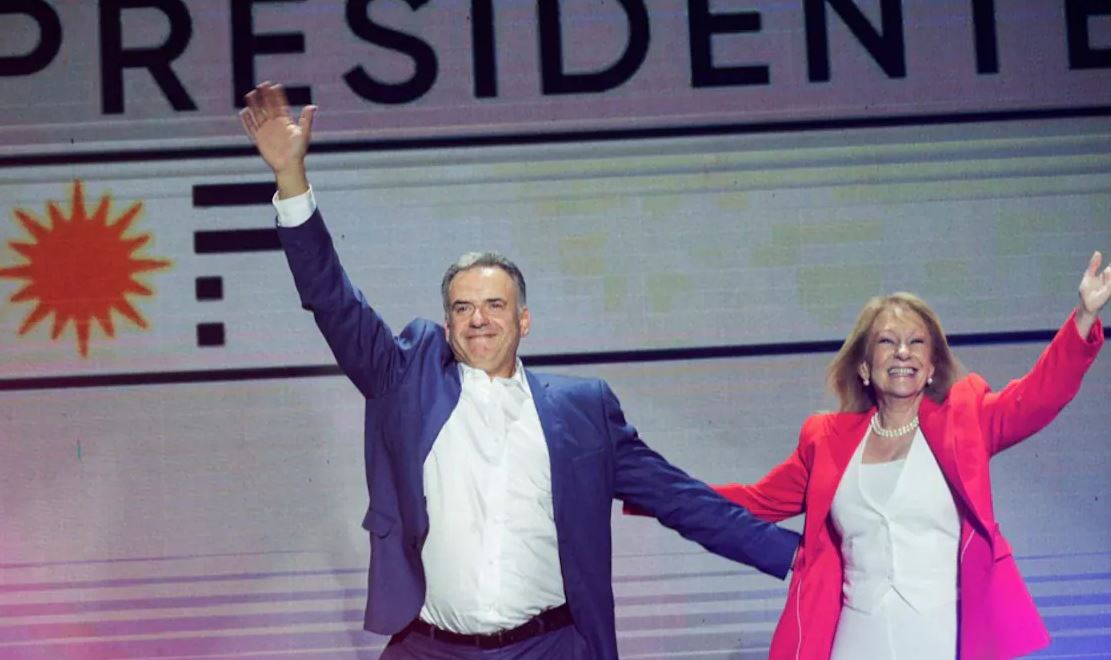 El presidente electo de Uruguay, Yamandu Orsi, de la coalición Frente Amplio, pronuncia su discurso de victoria después de la segunda vuelta de las elecciones presidenciales en Montevideo el 24 de noviembre de 2024.