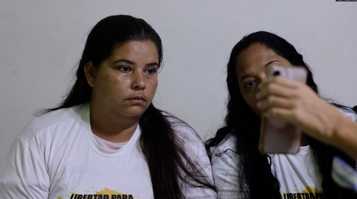 Madres de adolescentes encarcelados en Venezuela luego de la elección presidencial graban video pidiendo la liberación de sus hijos. 25 de octubre de 2024.