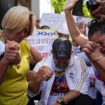 Personas rezan afuera de los tribunales del Palacio de Justicia por la liberación de quienes fueron detenidos durante la represión gubernamental tras las protestas contra los resultados de las elecciones presidenciales, en Caracas, Venezuela (Foto AP/Ariana Cubillos)