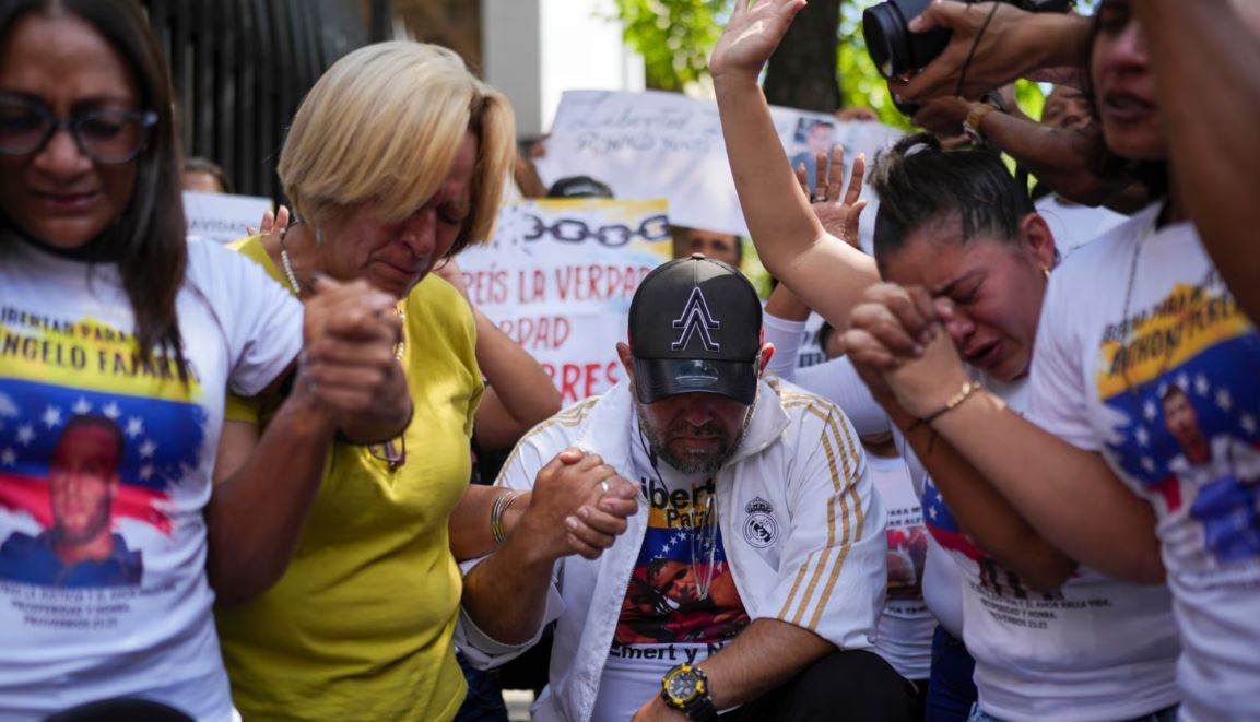 Personas rezan afuera de los tribunales del Palacio de Justicia por la liberación de quienes fueron detenidos durante la represión gubernamental tras las protestas contra los resultados de las elecciones presidenciales, en Caracas, Venezuela (Foto AP/Ariana Cubillos)