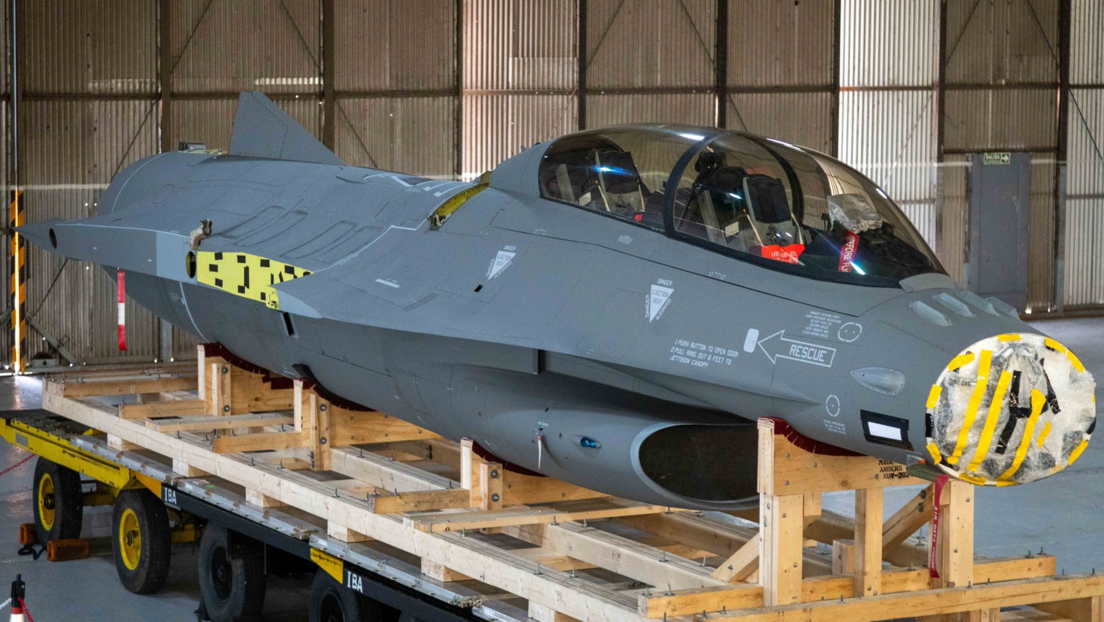 Uno de los 25 aviones F16 adquiridos por el Gobierno de Argentina en la base aérea de Tandil, provincia de Buenos Aires.