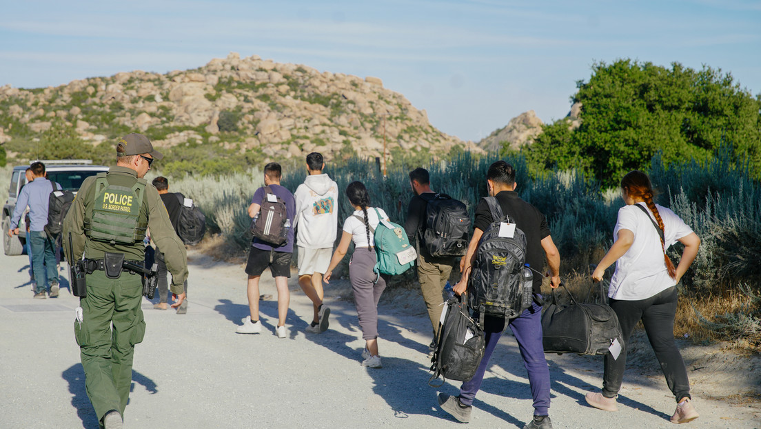 Solicitantes de asilo llegan al cruce fronterizo El Chaparral, en Tijuana. 6 de junio de 2024.