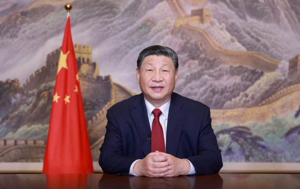 El presidente chino, Xi Jinping, pronuncia su mensaje de Año Nuevo en Beijing, China, el 31 de diciembre de 2024. Foto de la agencia de prensa china Xinhua divulgada por AP.