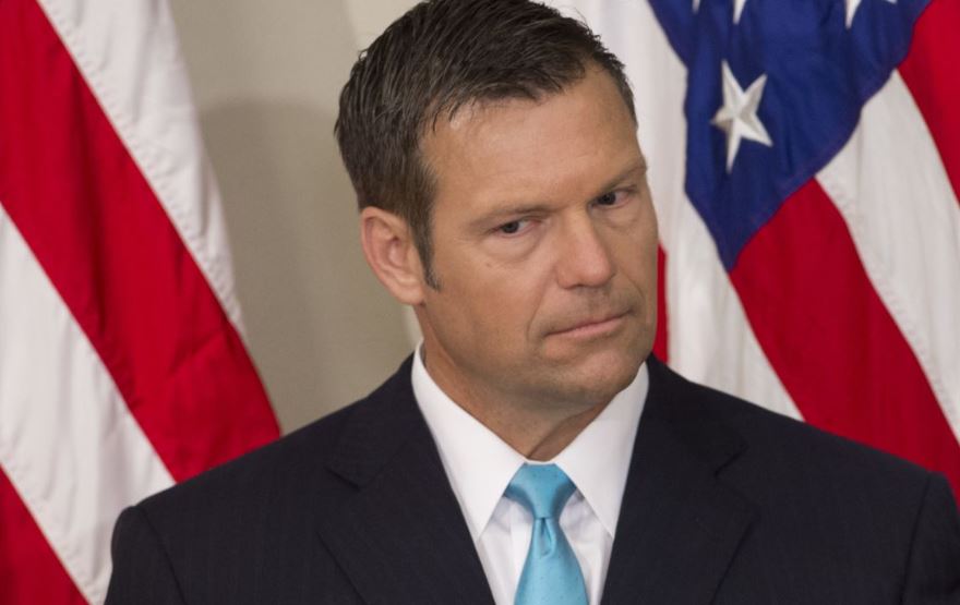 Secretario de Estado Kris Kobach.