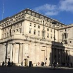 La policía tiene vigilado el Banco de Inglaterra en Londres, Gran Bretaña.