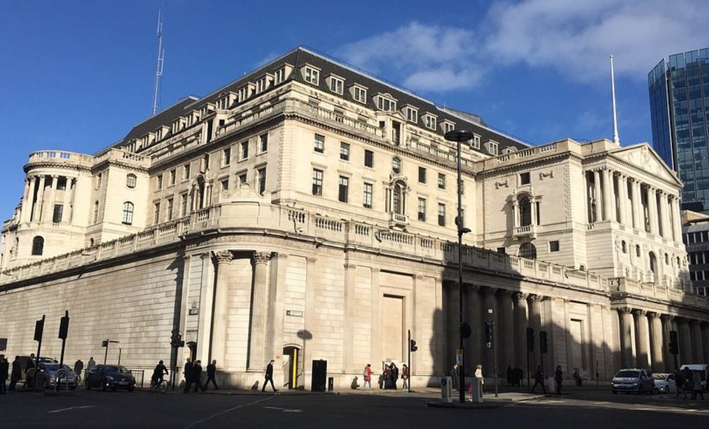 La policía tiene vigilado el Banco de Inglaterra en Londres, Gran Bretaña.