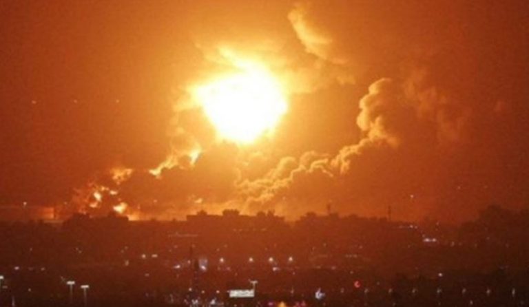 Fuego llueve desde el cielo en capital de Yemen.