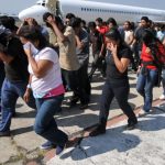 En la foto varias personas siendo deportadas.