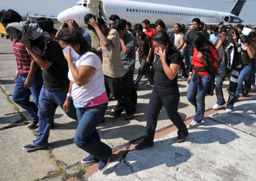 En la foto varias personas siendo deportadas.