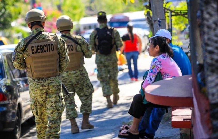 Tropas del ejército salvadoreño patrullando las calles.