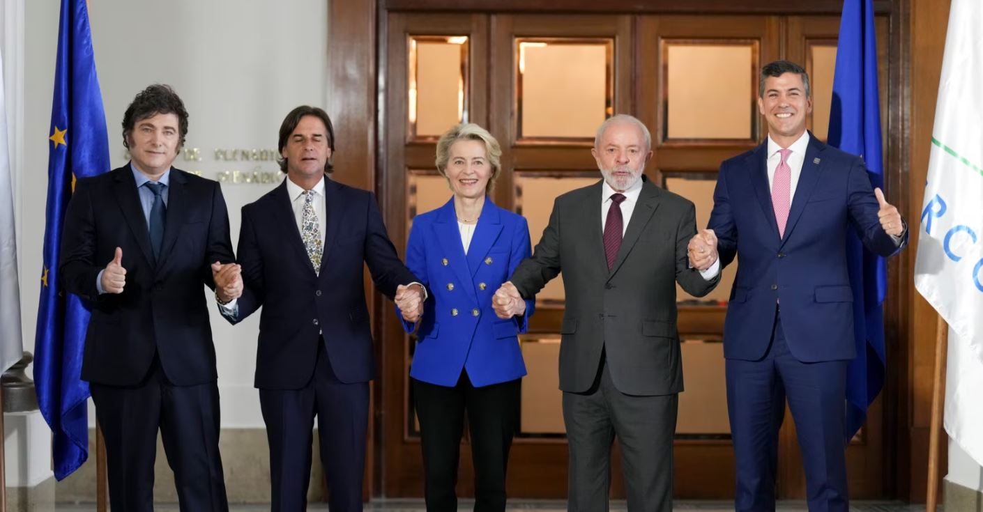 Los mandatarios de Argentina, Javier Milei, de Uruguay, Luis Lacalle Pou, de Brasil, Luiz Inácio Lula da Silva, y de Paraguay, Santiago Peña, posan con la presidenta de la Comisión Europea, Ursula von der Leyen, en Montevideo, Uruguay, el 6 de diciembre de 2024.