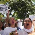 Familiares de personas arrestadas durante una ofensiva gubernamental relacionada con las protestas contra los resultados electorales, y familiares de otros presos políticos, exigen su liberación en Caracas, Venezuela, el lunes 9 de diciembre de 2024.
