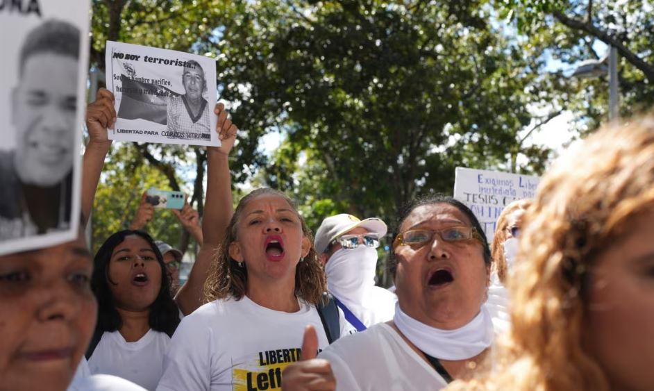 Familiares de personas arrestadas durante una ofensiva gubernamental relacionada con las protestas contra los resultados electorales, y familiares de otros presos políticos, exigen su liberación en Caracas, Venezuela, el lunes 9 de diciembre de 2024.