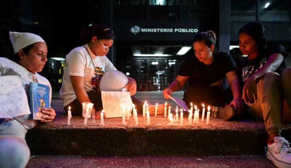 Familiares de venezolanos detenidos durante las protestas contra los resultados de las elecciones presidenciales realizan una vigilia con velas frente a la sede del Ministerio Público en Caracas, Venezuela, el 2 de diciembre de 2024. REUTERS/Gaby Oraa