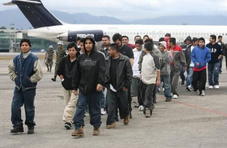 Los vuelos de deportaciones masivas han comenzado en EEUU, de acuerdo a los reportes.