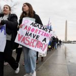 Manifestantes desfilan en la "Marcha del Pueblo en Washington" para protestar contra la investidura de Donald Trump, el 18 de enero de 2025.