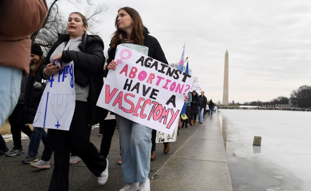 Manifestantes desfilan en la "Marcha del Pueblo en Washington" para protestar contra la investidura de Donald Trump, el 18 de enero de 2025.