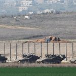 Vehículos militares israelíes estacionados cerca de la frontera entre Israel y Gaza antes de entrar en vigor la tregua el 18 de enero de 2025.