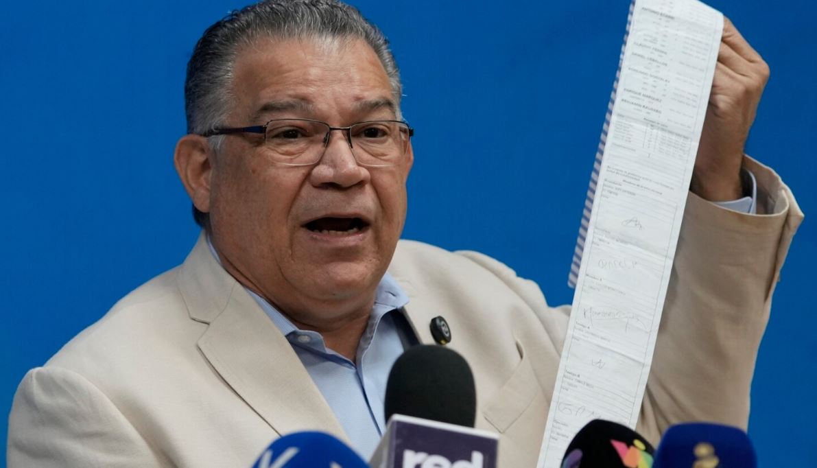 El ex candidato presidencial Enrique Márquez, del Partido Centrados, sostiene un acta de recuento de resultados electorales en Caracas, Venezuela, el miércoles 14 de agosto de 2024. (Foto AP/Ariana Cubillos)