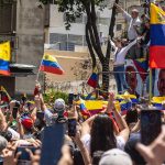 Miles de ciudadanos salieron a las calles en diversas ciudades de Venezuela para protestar contra la toma de posesión de Nicolás Maduro, exigiendo un cambio político y denunciando la crisis económica y social que afecta al país.