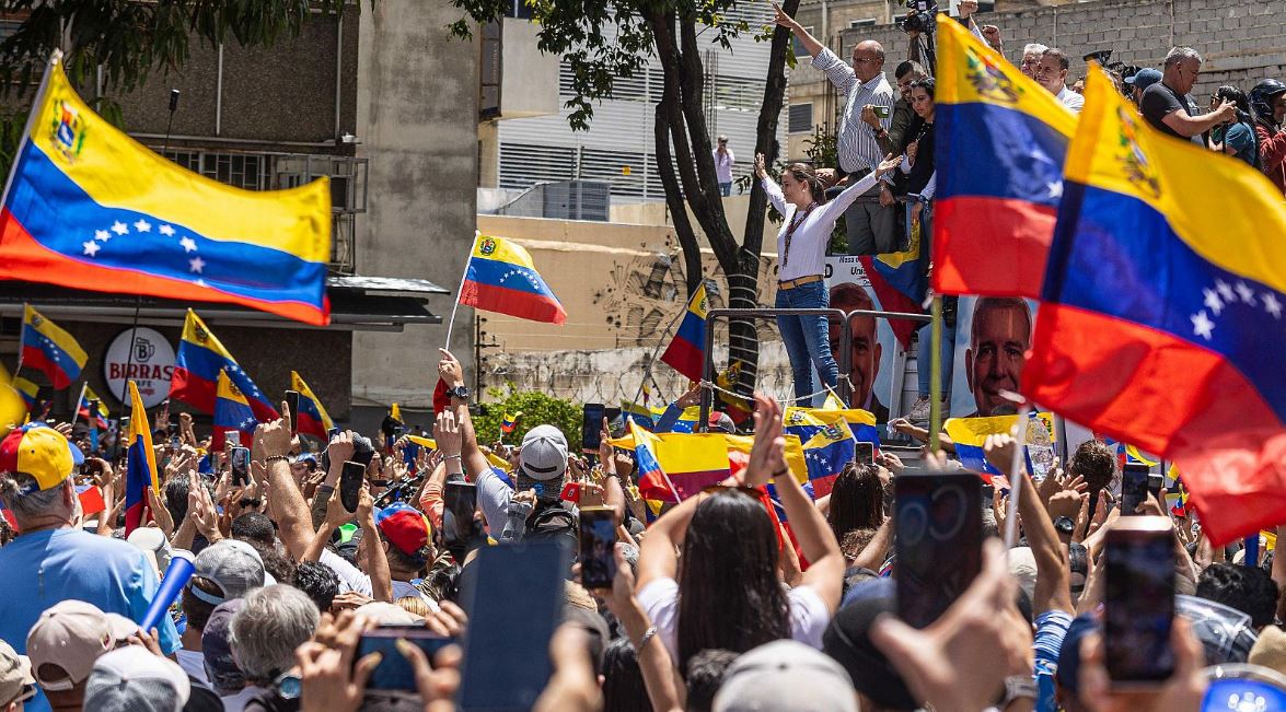 Miles de ciudadanos salieron a las calles en diversas ciudades de Venezuela para protestar contra la toma de posesión de Nicolás Maduro, exigiendo un cambio político y denunciando la crisis económica y social que afecta al país.