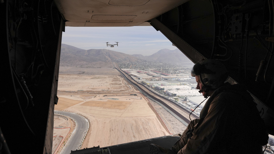 El sargento de artillería Derek Levi observando la frontera entre EE.UU. y México a bordo de un helicóptero de los Marines. San Diego, 31 de enero de 2025.