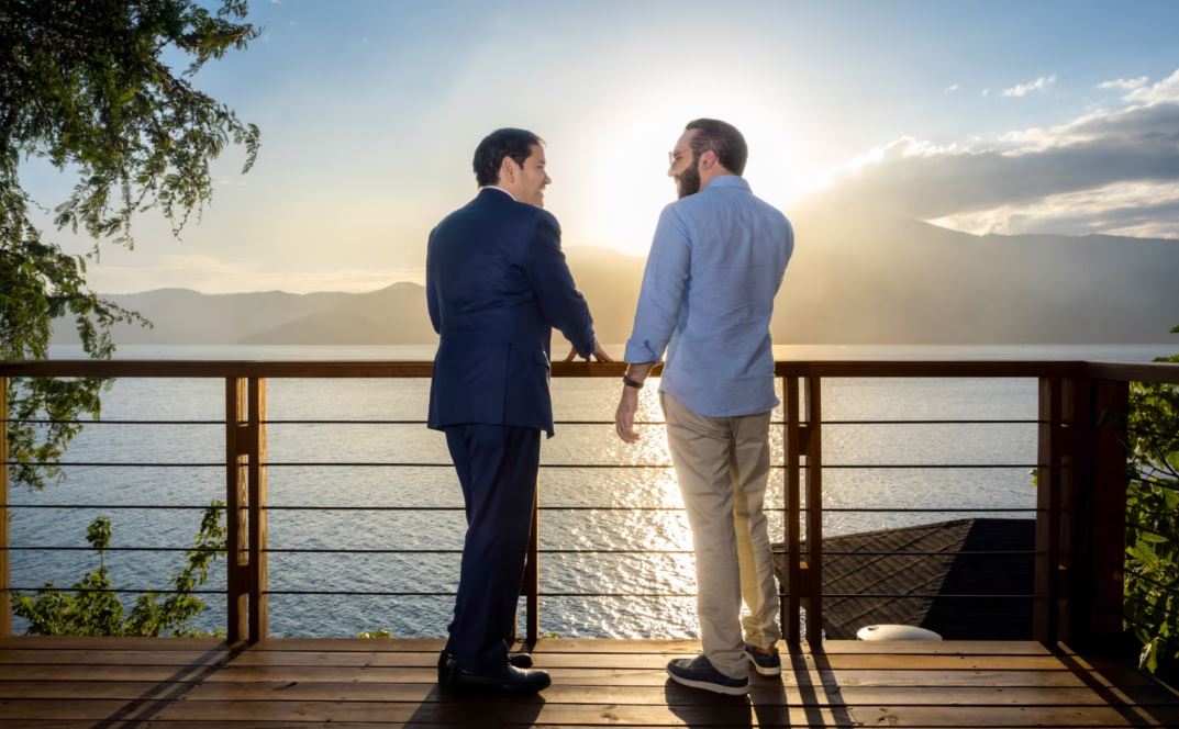 El secretario de Estado de EEUU, Marco Rubio (izq.), conversa con el presidente de El Salvador, Nayib Bukele, en su residencia en el Lago Coatepeque, El Salvador, el 3 de febrero de 2025. (Presidencia de El Salvador)