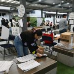 El personal electoral cuenta los votos tras el cierre de un colegio electoral durante las elecciones presidenciales en Guayaquil, Ecuador, el 9 de febrero de 2025.