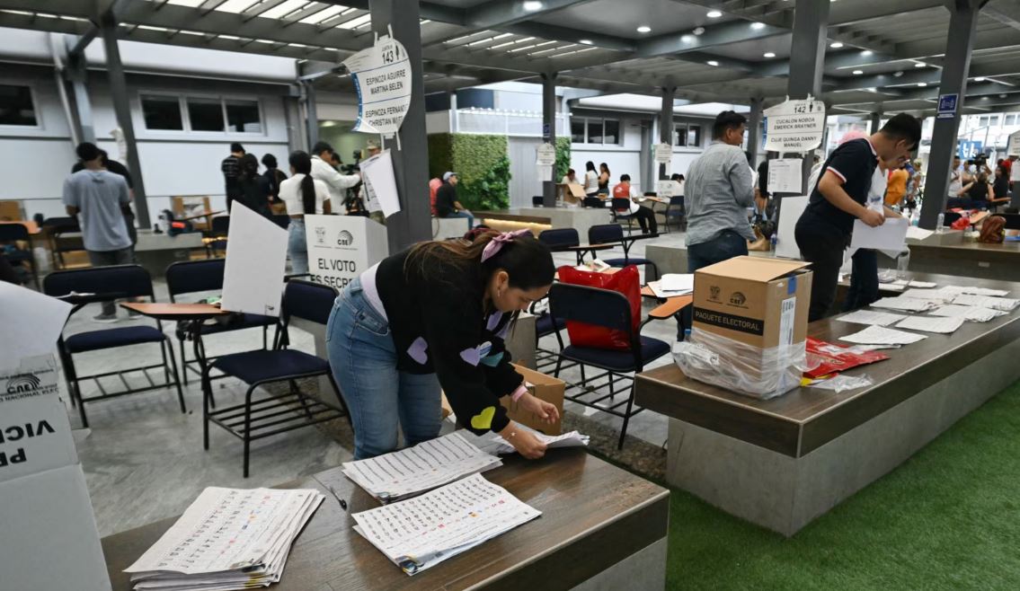 El personal electoral cuenta los votos tras el cierre de un colegio electoral durante las elecciones presidenciales en Guayaquil, Ecuador, el 9 de febrero de 2025.