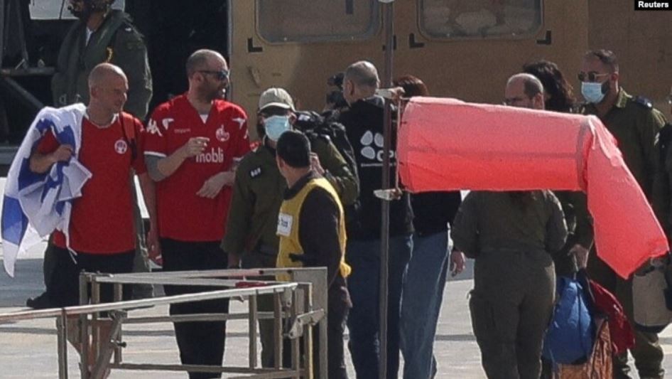 En la foto aparece el argentino israelí Iair Horn, uno de los rehenes liberado por Hamás este sábado en Gaza y entregado a la Cruz Roja.