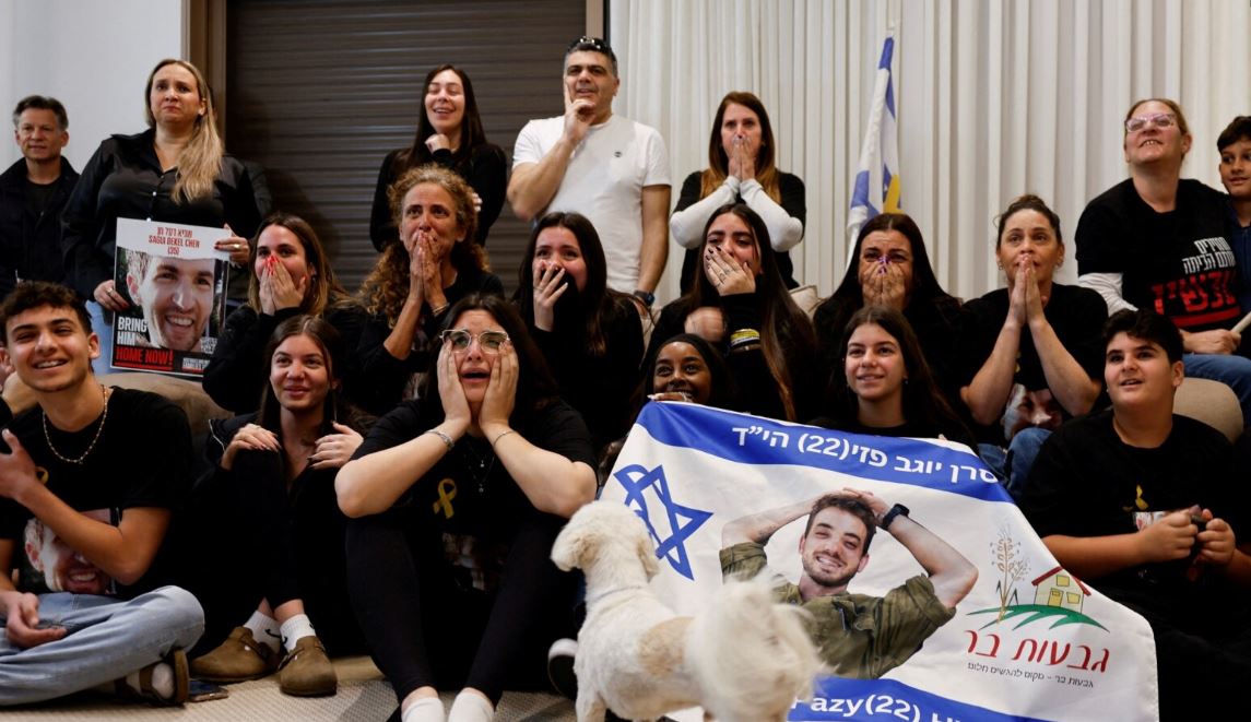 Amigos y partidarios reaccionan ante la liberación de Sagui Dekel-Chen, quien fue sacado del Kibbutz Nir Oz y retenido en Gaza desde el mortal ataque del 7 de octubre de 2023,. REUTERS