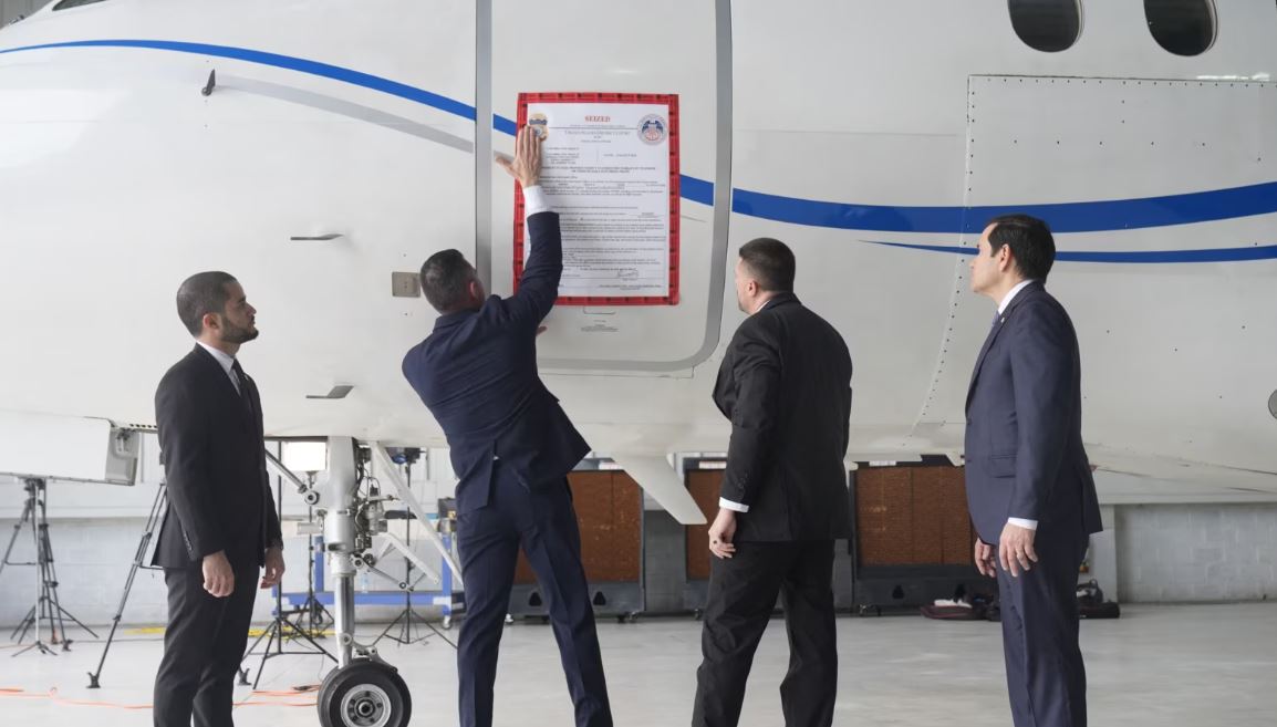 Un cartel de “incautado” es colocado en un avión del gobierno venezolano durante una conferencia de prensa donde el Secretario de Estado de Estados Unidos, Marco Rubio (R), anunció su incautación en el Aeropuerto Internacional La Isabela en Santo Domingo, el 6 de febrero de 2025.