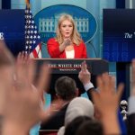 La secretaria de prensa de la Casa Blanca, Karoline Leavitt, habla durante una conferencia de prensa en la Sala de Prensa James Brady de la Casa Blanca, el martes 25 de febrero de 2025, en Washington.