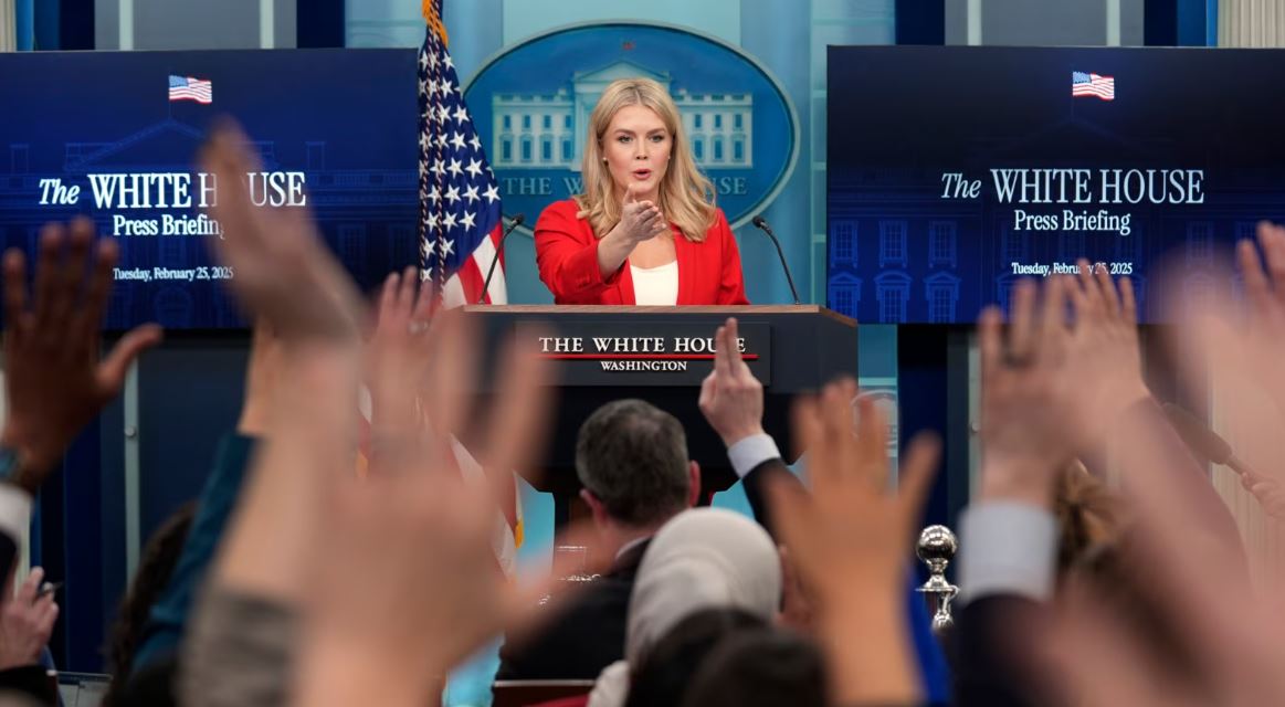 La secretaria de prensa de la Casa Blanca, Karoline Leavitt, habla durante una conferencia de prensa en la Sala de Prensa James Brady de la Casa Blanca, el martes 25 de febrero de 2025, en Washington.