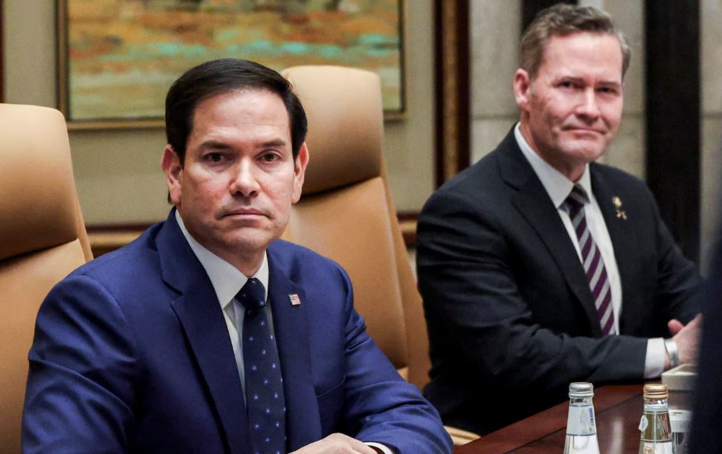 El secretario de Estado de EEUU, Marco Rubio, y el asesor de seguridad nacional, Mike Waltz, asisten a una reunión con los cancilleres de Arabia Saudita y Rusia, en Riad el 18 de febrero de 2025.