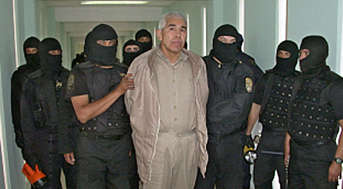 ARCHIVO - Fotografía difundida por las autoridades mexicanas de una custodia policial del narcotraficante Rafael Caro Quintero durante un operativo en una cárcel de Guadalajara, Jalisco, el 29 de enero de 2005.