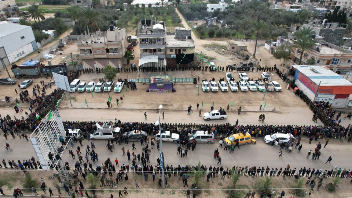 Palestinos se agrupan antes de la entrega a la Cruz Roja de tres rehenes israelíes por parte de Hamás como parte del acuerdo de alto el fuego de Gaza con Israel en Deir Al-Balah, el sábado 8 de febrero de 2025.