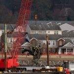 Los equipos de rescate y salvamento recuperan una parte de un helicóptero Black Hawk del ejército que chocó en el aire con un avión de American Airlines, el jueves 6 de febrero de 2025, en Arlington, Virginia.